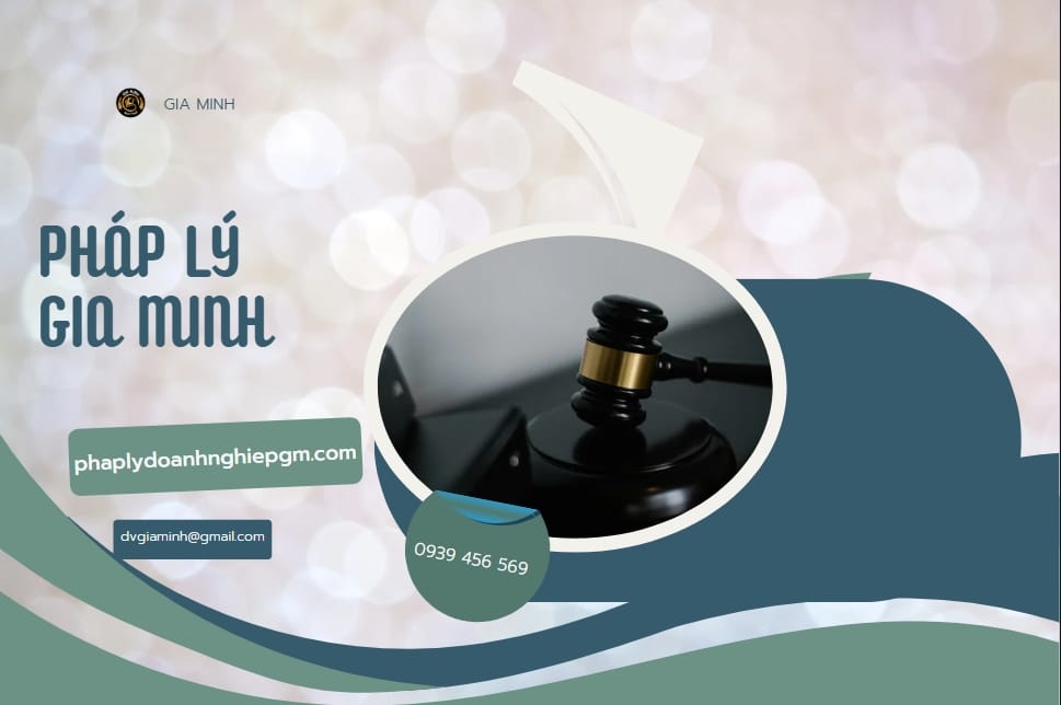 Cán bộ tiếp nhận hồ sơ tại phòng xây dựng