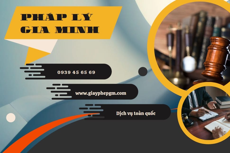 Bàn làm việc kế toán với sổ sách, máy tính