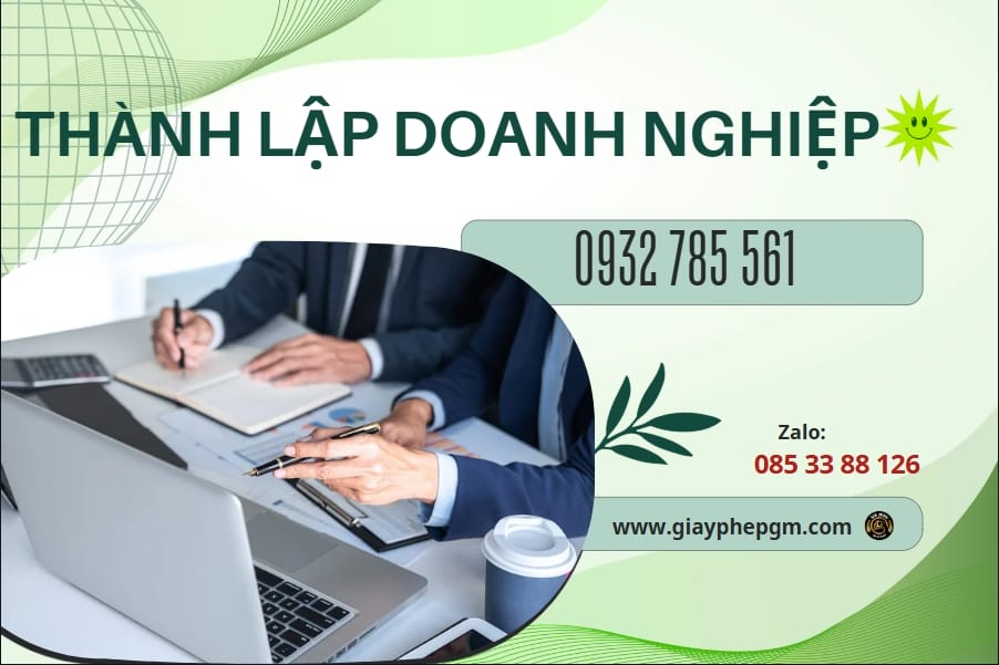 Công nhân làm việc trong xưởng chế biến gỗ