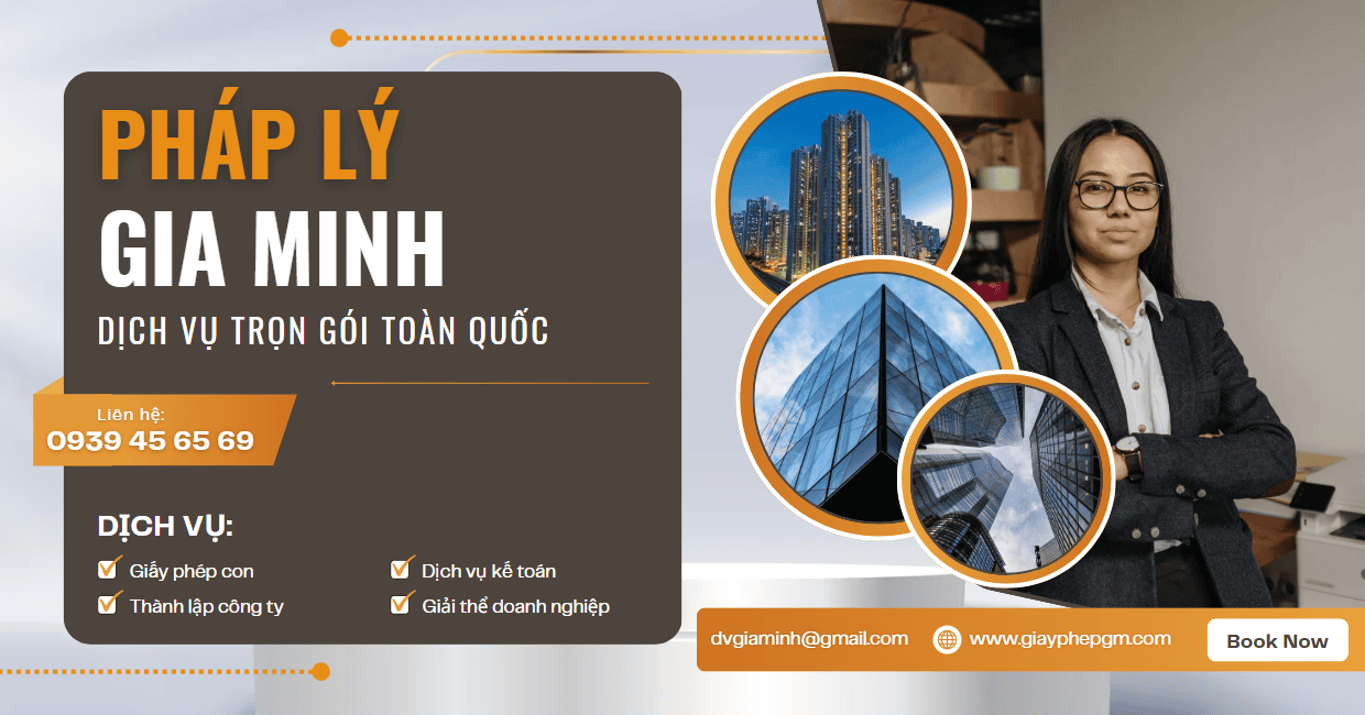 Nhân viên hỗ trợ đăng ký biển số xe điện tại phòng đăng ký