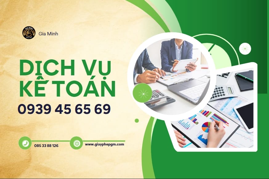 Công nhân làm việc tại trang trại nuôi tôm