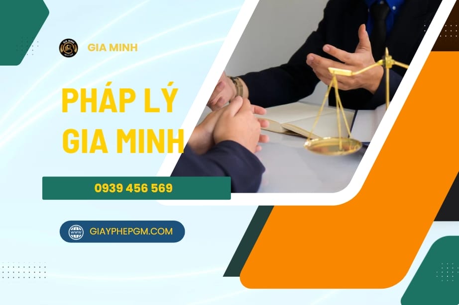 Kế toán viên đang làm việc tại nhà máy sản xuất
