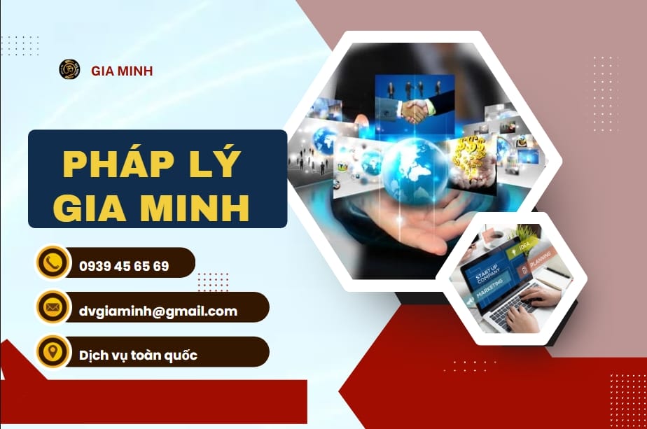 Nhân viên kế toán trao đổi với kỹ sư tại công trường