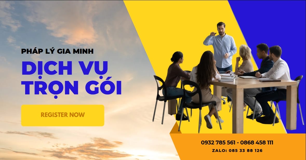 Kế toán viên kiểm tra bảng dự toán công trình