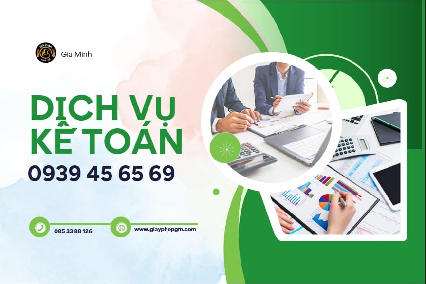 Nhân viên kế toán xử lý chứng từ sản xuất