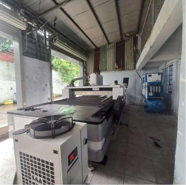 Xưởng gia công được trang bị nhiều máy móc hỗ trợ